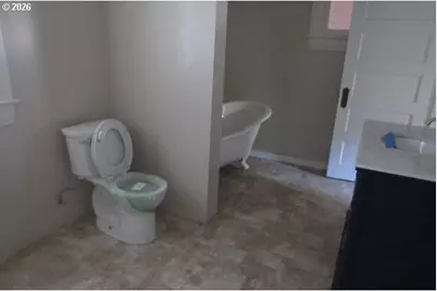 803 SE Kane St, Roseburg, OR 97470 - Photo 5