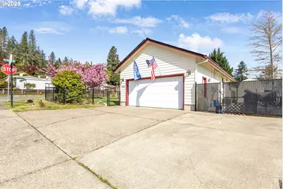 2200 SE Chinaberry Ave, Roseburg, OR 97470 - Photo 5