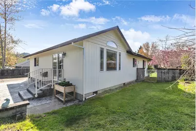 2200 SE Chinaberry Ave, Roseburg, OR 97470 - Photo 3