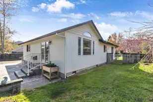 2200 SE Chinaberry Ave, Roseburg, OR 97470 - Photo 3