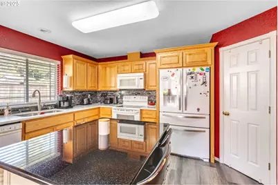 2200 SE Chinaberry Ave, Roseburg, OR 97470 - Photo 9