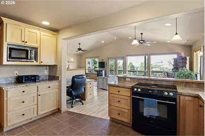 9860 S Bank Dr, Roseburg, OR 97470 - Photo 11