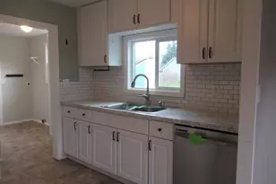 370 W B St, Lebanon, OR 97355 - Photo 7