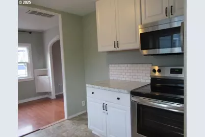 370 W B St, Lebanon, OR 97355 - Photo 5