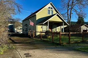 822 S 8th St, Cottage Grove, OR 97424 - Photo 3