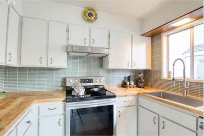 6843 N Swift St, Portland, OR 97203 - Photo 9