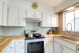 6843 N Swift St, Portland, OR 97203 - Photo 9