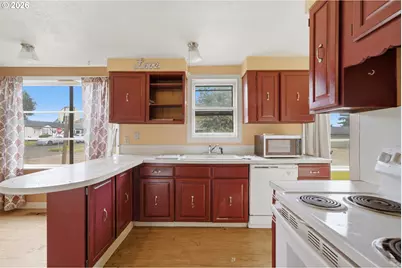 2315 8th St, Tillamook, OR 97141 - Photo 9