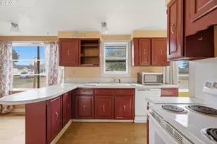 2315 8th St, Tillamook, OR 97141 - Photo 9
