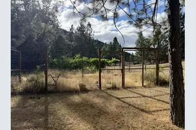 1090 E Willis Creek Rd, Winston, OR 97496 - Photo 31