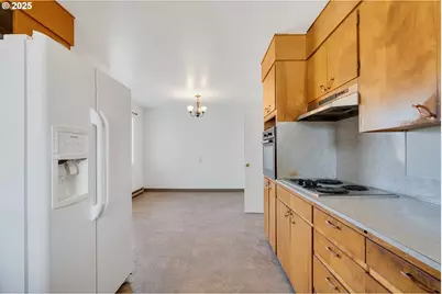 1806 8th St, Tillamook, OR 97141 - Photo 9