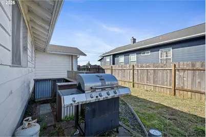 1806 8th St, Tillamook, OR 97141 - Photo 27