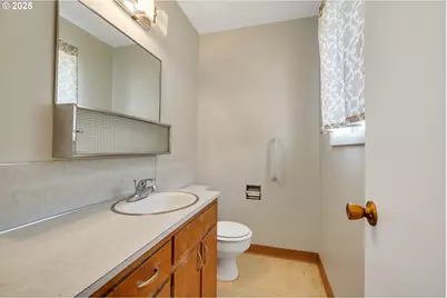 1806 8th St, Tillamook, OR 97141 - Photo 15