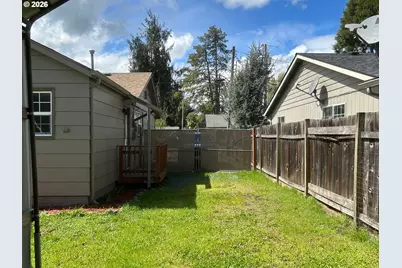 830 S 7th St, Cottage Grove, OR 97424 - Photo 7