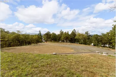 800 SE 5th St, Oakland, OR 97462 - Photo 9