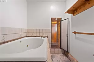 12342 NE Knott St, Portland, OR 97230 - Photo 23