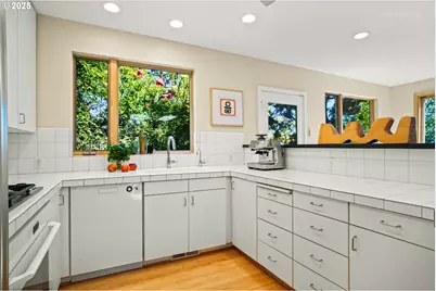 3907 SW View Point Ter, Portland, OR 97239 - Photo 9