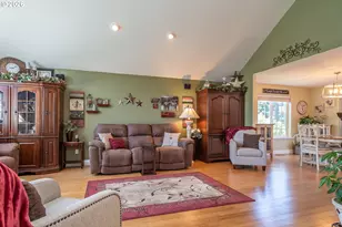 600 SE Parkway Dr, Winston, OR 97496 - Photo 5