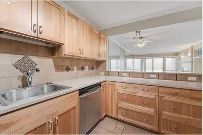 5110 S Landing Dr #302, Portland, OR 97239 - Photo 17