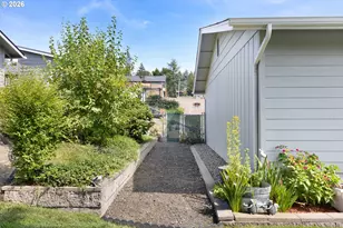2020 NW Witherspoon Ave, Roseburg, OR 97471 - Photo 7
