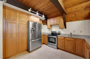 475 Riverview Blvd, Springfield, OR 97477 - Photo 9