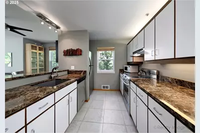 305 S Montgomery St #404, Portland, OR 97201 - Photo 11