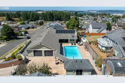 1975 Cleveland St, North Bend, OR 97459 - Photo 3