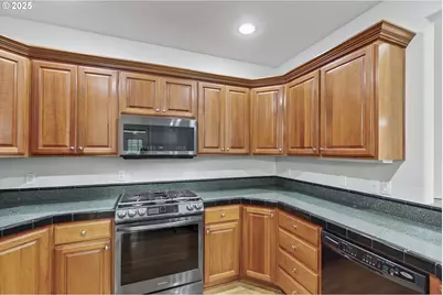 1202 NE Parks Edge Cir, Hillsboro, OR 97124 - Photo 11