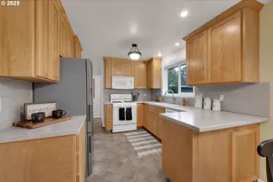 240 Dibblee Ln, Eugene, OR 97404 - Photo 9