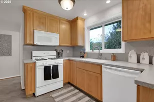 240 Dibblee Ln, Eugene, OR 97404 - Photo 11