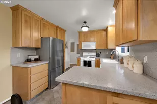 240 Dibblee Ln, Eugene, OR 97404 - Photo 11