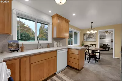 240 Dibblee Ln, Eugene, OR 97404 - Photo 13