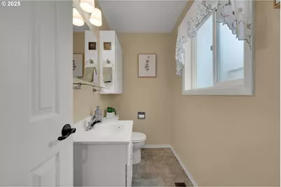 240 Dibblee Ln, Eugene, OR 97404 - Photo 31