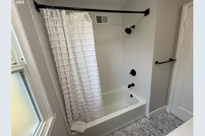 9036 SE Washington St, Portland, OR 97216 - Photo 13
