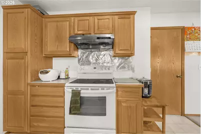 17543 SE Sherman Ct, Portland, OR 97233 - Photo 11