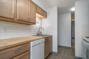 885 NE Sunset St, Roseburg, OR 97470 - Photo 7