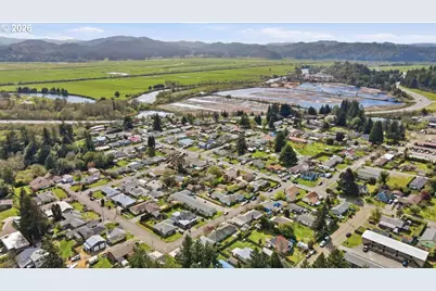 1035 W 11th St, Coquille, OR 97423 - Photo 5