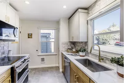 608 E 27th St, Vancouver, WA 98663 - Photo 9