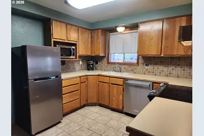 130 NE 12th Ave, Canby, OR 97013 - Photo 3