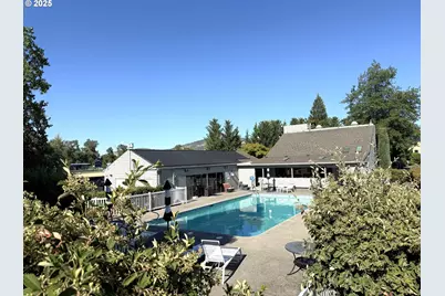 2462 Senate Way, Medford, OR 97504 - Photo 9