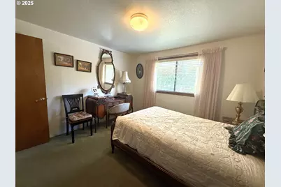 2462 Senate Way, Medford, OR 97504 - Photo 17