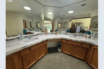 2462 Senate Way, Medford, OR 97504 - Photo 15