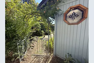 2462 Senate Way, Medford, OR 97504 - Photo 29