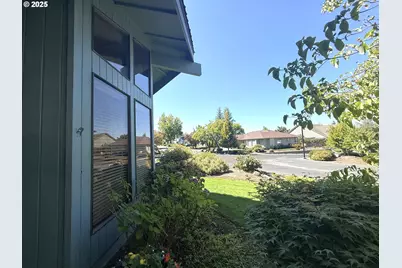 2462 Senate Way, Medford, OR 97504 - Photo 3