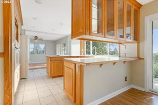 842 NW Kingwood Dr, Salem, OR 97304 - Photo 9