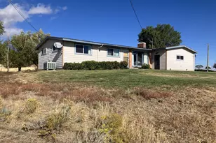 68883 Loop Dr, Hines, OR 97738 - Photo 9