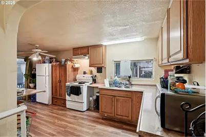 3680 Blossom Dr, Salem, OR 97305 - Photo 11