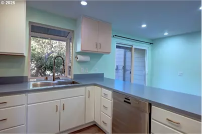 265 Auburn Ave, Astoria, OR 97103 - Photo 17