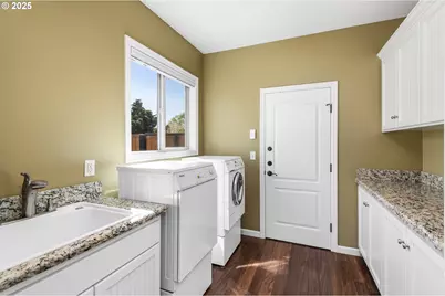 2053 Lakeview Dr, Eugene, OR 97408 - Photo 15