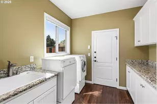 2053 Lakeview Dr, Eugene, OR 97408 - Photo 15